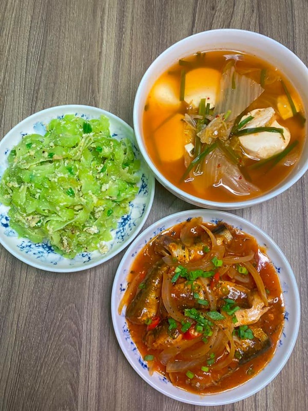 Mở tủ lạnh cái gì rơi ra trước sẽ nấu, vợ đảm 9x chiêu đãi chồng loạt món ngon, mâm cơm 2 người mà quá tươm tất-17