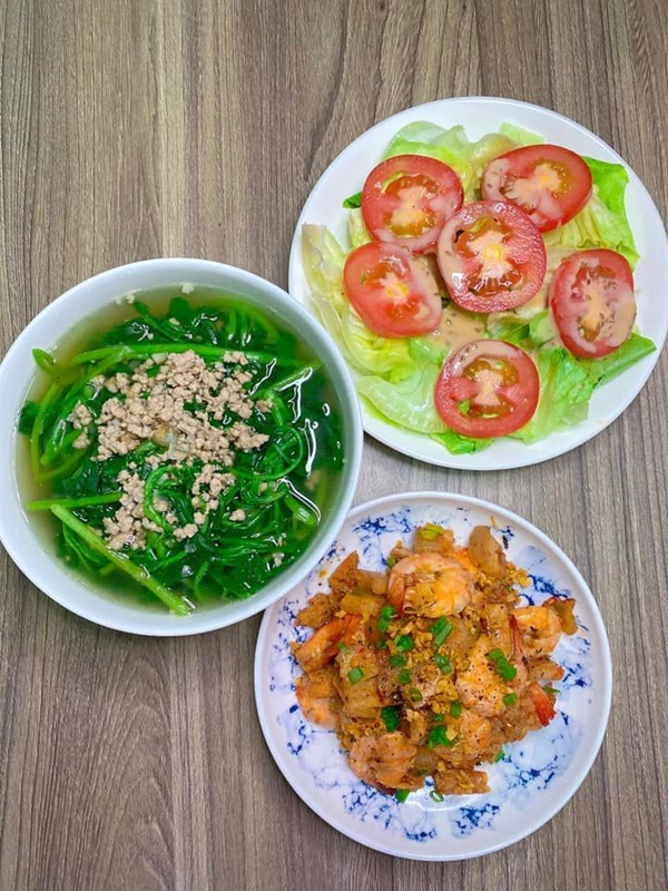 Mở tủ lạnh cái gì rơi ra trước sẽ nấu, vợ đảm 9x chiêu đãi chồng loạt món ngon, mâm cơm 2 người mà quá tươm tất-18