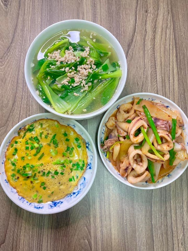 Mở tủ lạnh cái gì rơi ra trước sẽ nấu, vợ đảm 9x chiêu đãi chồng loạt món ngon, mâm cơm 2 người mà quá tươm tất-19