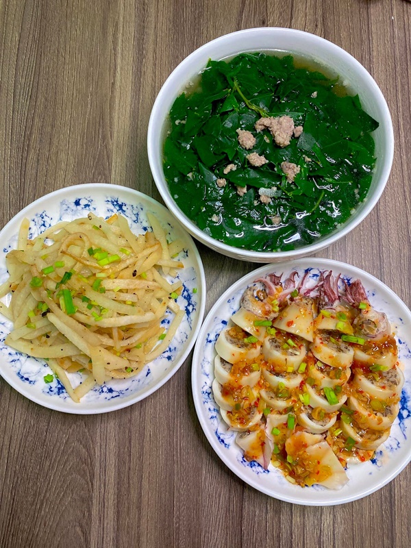 Mở tủ lạnh cái gì rơi ra trước sẽ nấu, vợ đảm 9x chiêu đãi chồng loạt món ngon, mâm cơm 2 người mà quá tươm tất-20