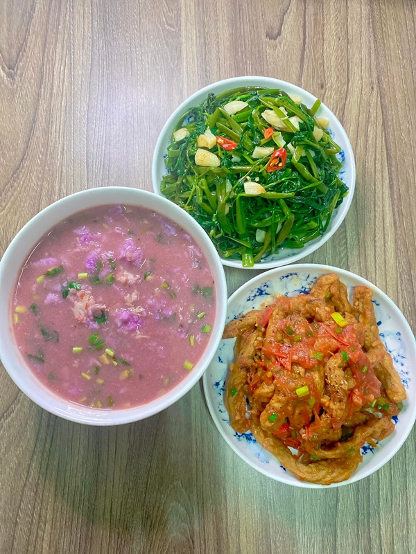 Mở tủ lạnh cái gì rơi ra trước sẽ nấu, vợ đảm 9x chiêu đãi chồng loạt món ngon, mâm cơm 2 người mà quá tươm tất-21