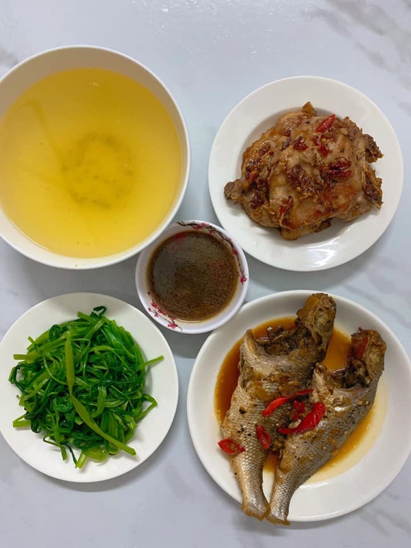 Mở tủ lạnh cái gì rơi ra trước sẽ nấu, vợ đảm 9x chiêu đãi chồng loạt món ngon, mâm cơm 2 người mà quá tươm tất-22