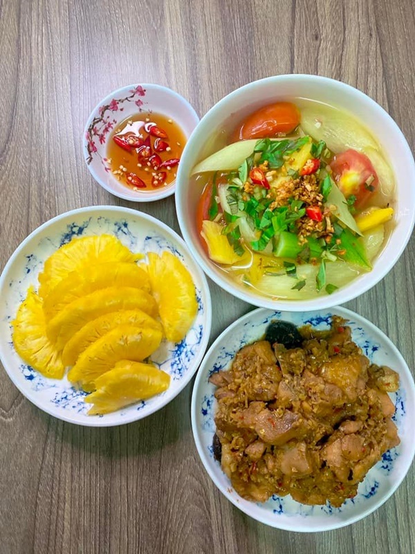 Mở tủ lạnh cái gì rơi ra trước sẽ nấu, vợ đảm 9x chiêu đãi chồng loạt món ngon, mâm cơm 2 người mà quá tươm tất-23