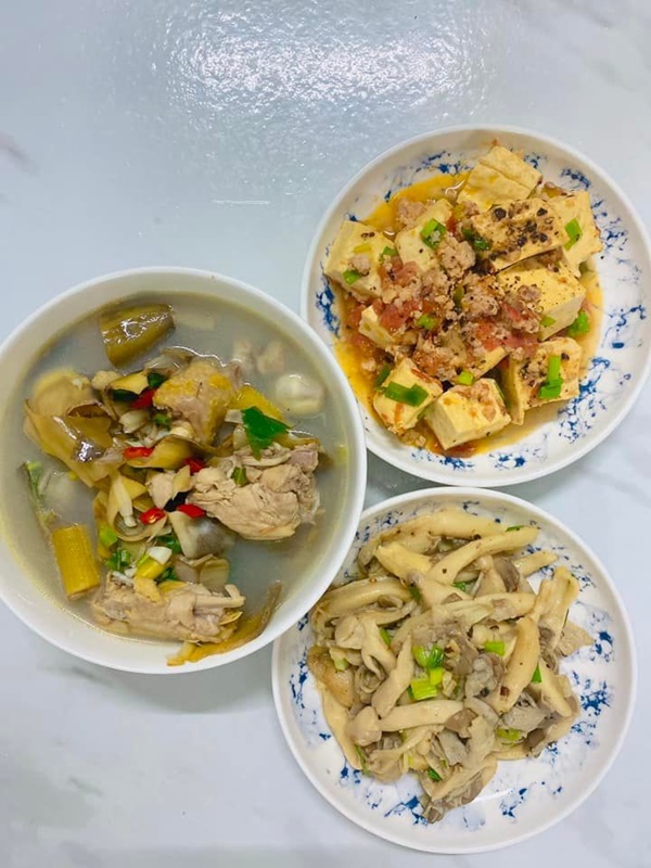 Mở tủ lạnh cái gì rơi ra trước sẽ nấu, vợ đảm 9x chiêu đãi chồng loạt món ngon, mâm cơm 2 người mà quá tươm tất-24