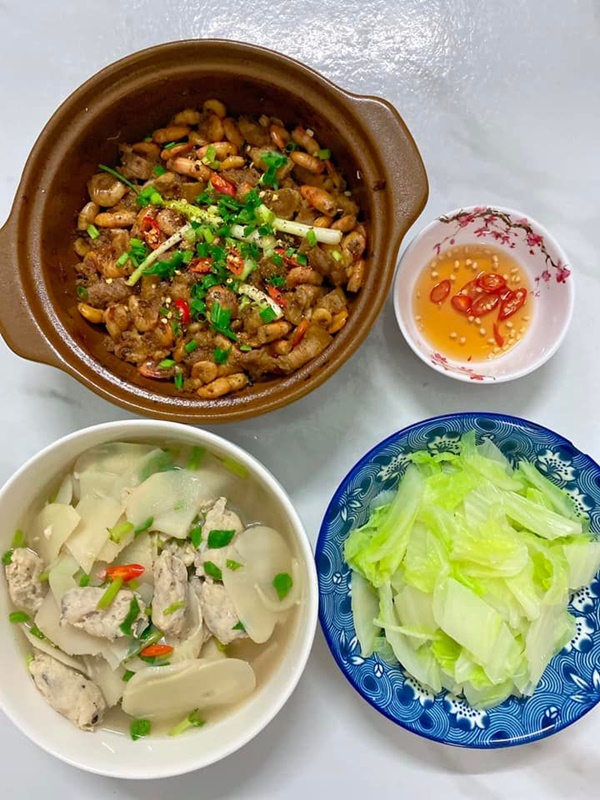 Mở tủ lạnh cái gì rơi ra trước sẽ nấu, vợ đảm 9x chiêu đãi chồng loạt món ngon, mâm cơm 2 người mà quá tươm tất-25