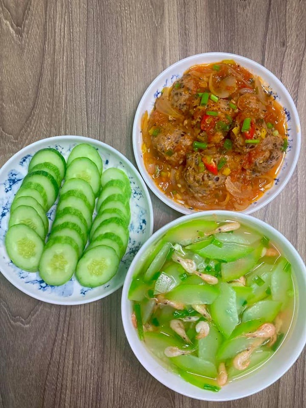 Mở tủ lạnh cái gì rơi ra trước sẽ nấu, vợ đảm 9x chiêu đãi chồng loạt món ngon, mâm cơm 2 người mà quá tươm tất-26