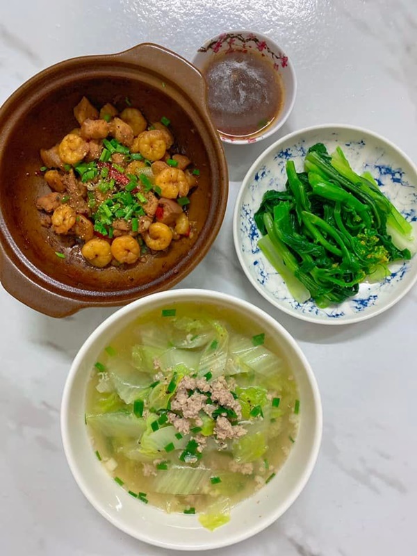 Mở tủ lạnh cái gì rơi ra trước sẽ nấu, vợ đảm 9x chiêu đãi chồng loạt món ngon, mâm cơm 2 người mà quá tươm tất-27