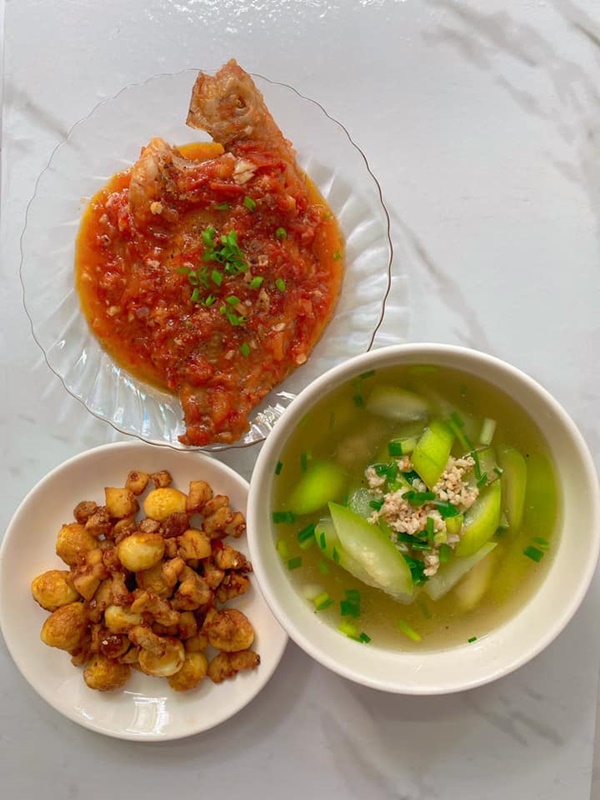 Mở tủ lạnh cái gì rơi ra trước sẽ nấu, vợ đảm 9x chiêu đãi chồng loạt món ngon, mâm cơm 2 người mà quá tươm tất-28