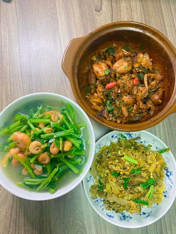 Mở tủ lạnh cái gì rơi ra trước sẽ nấu, vợ đảm 9x chiêu đãi chồng loạt món ngon, mâm cơm 2 người mà quá tươm tất-29