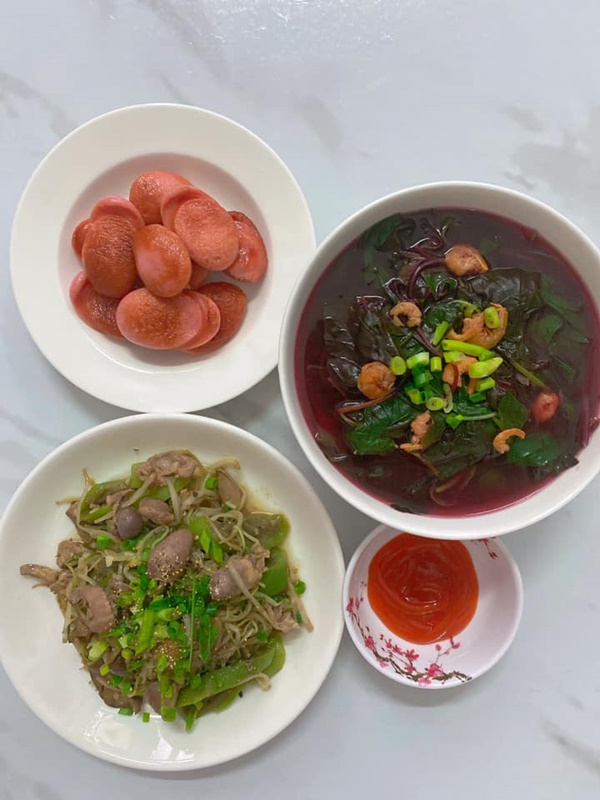 Mở tủ lạnh cái gì rơi ra trước sẽ nấu, vợ đảm 9x chiêu đãi chồng loạt món ngon, mâm cơm 2 người mà quá tươm tất-31