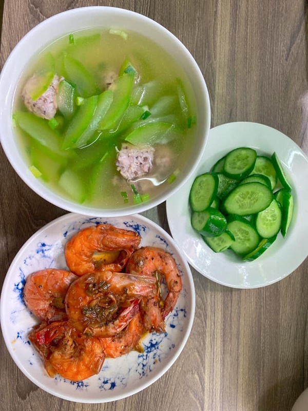 Mở tủ lạnh cái gì rơi ra trước sẽ nấu, vợ đảm 9x chiêu đãi chồng loạt món ngon, mâm cơm 2 người mà quá tươm tất-32