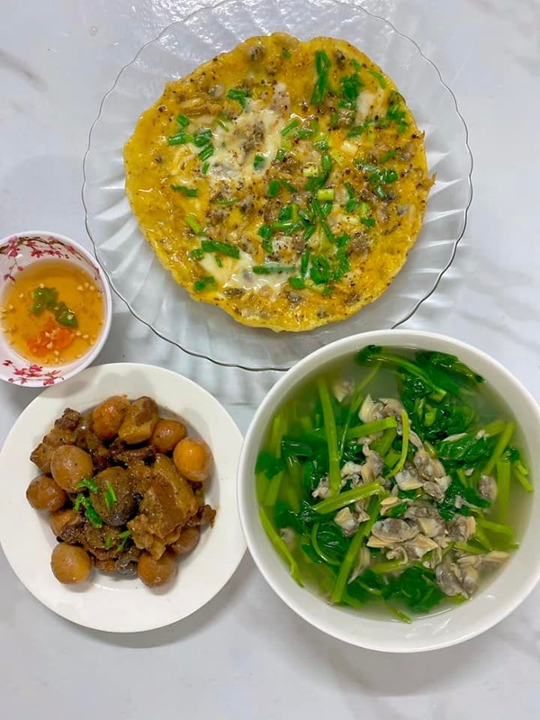 Mở tủ lạnh cái gì rơi ra trước sẽ nấu, vợ đảm 9x chiêu đãi chồng loạt món ngon, mâm cơm 2 người mà quá tươm tất-33