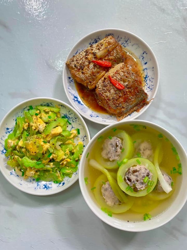 Mở tủ lạnh cái gì rơi ra trước sẽ nấu, vợ đảm 9x chiêu đãi chồng loạt món ngon, mâm cơm 2 người mà quá tươm tất-34