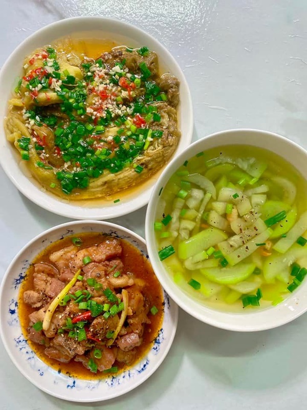 Mở tủ lạnh cái gì rơi ra trước sẽ nấu, vợ đảm 9x chiêu đãi chồng loạt món ngon, mâm cơm 2 người mà quá tươm tất-35