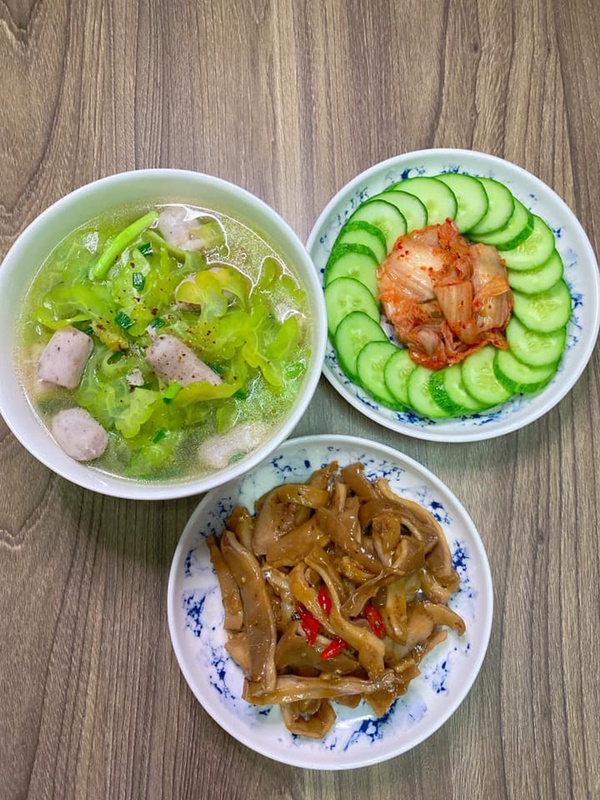 Mở tủ lạnh cái gì rơi ra trước sẽ nấu, vợ đảm 9x chiêu đãi chồng loạt món ngon, mâm cơm 2 người mà quá tươm tất-36