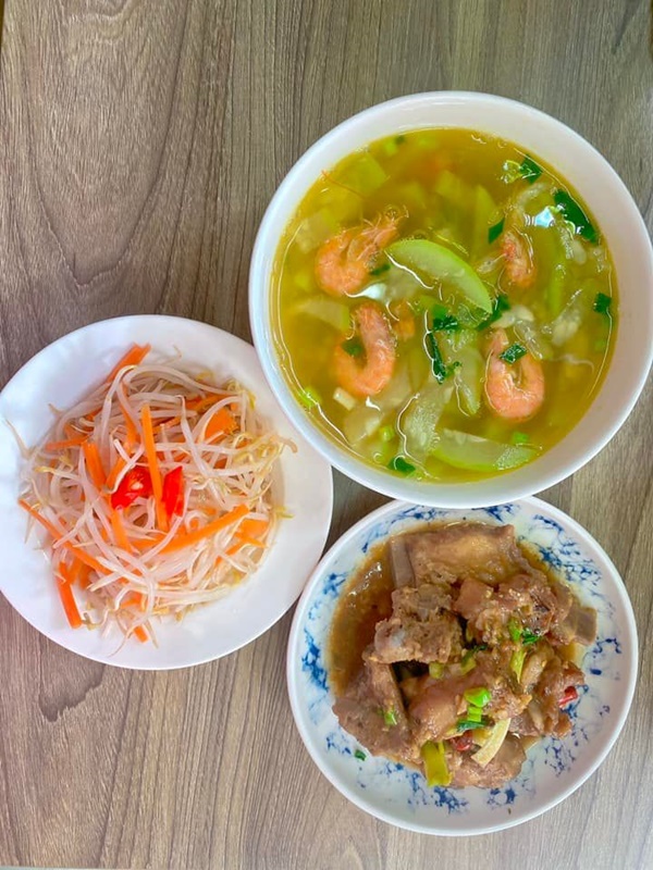 Mở tủ lạnh cái gì rơi ra trước sẽ nấu, vợ đảm 9x chiêu đãi chồng loạt món ngon, mâm cơm 2 người mà quá tươm tất-37