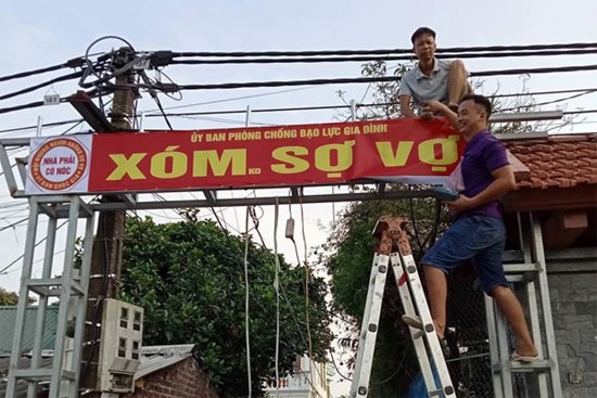 Cười nghiêng ngả khi cánh đàn ông lập 'xóm sợ vợ' với ý đồ 'làm phản'!