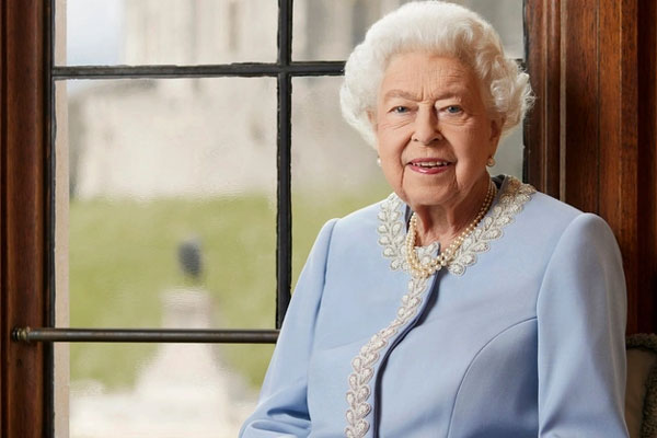 Gia đình tức tốc tới bên Nữ hoàng Anh-2