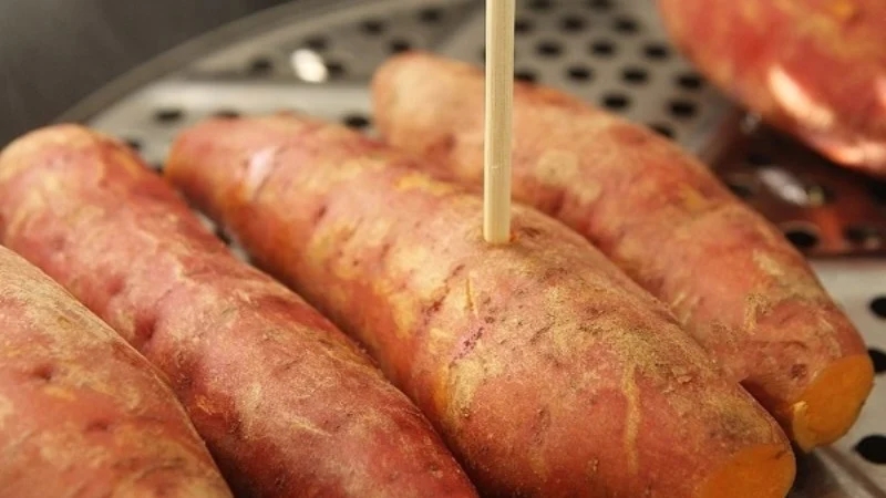 Dùng kim chọc khoai lang trước khi hấp, tưởng vô bổ mà kết quả không tưởng-3