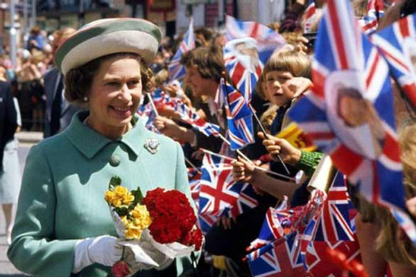 Cầu vồng đôi xuất hiện bên ngoài Điện Buckingham khi Nữ hoàng băng hà-2