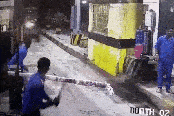 Đoàn xe chở cát lậu hung hãn tông gãy barie