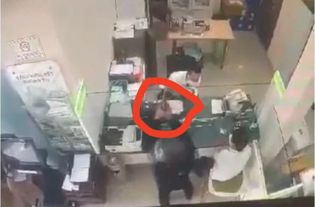 CLIP: Đối tượng cướp hơn 500 triệu đồng ở một ngân hàng tại Đồng Nai-1