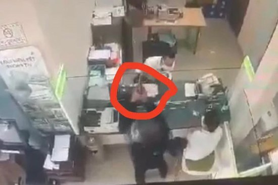 CLIP: Đối tượng cướp hơn 500 triệu đồng ở một ngân hàng tại Đồng Nai