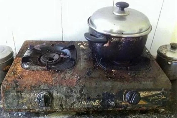 Lau tủ lạnh dùng nước lã là sai: Hòa thứ này vào tủ hết sạch mùi hôi, sạch tinh như mới-4