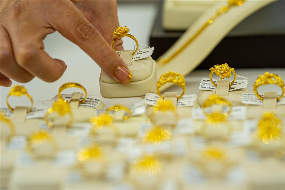 Giá vàng hôm nay 9/9: Áp lực căng thẳng, vàng khó ngóc đầu tăng-1