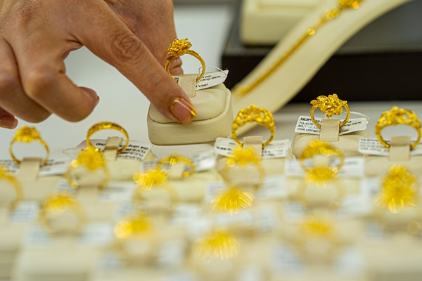 Giá vàng hôm nay 10/9: Vàng tăng cao, giằng co ở ngưỡng 1.700 ounce-2