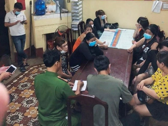 Bắt quả tang nhiều cặp mua bán dâm tại địa điểm công cộng ở Huế-1