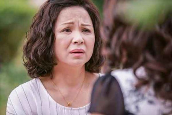 Tặng mẹ chồng sợi dây chuyền, câu thì thầm của bà khiến tôi ứa nước mắt