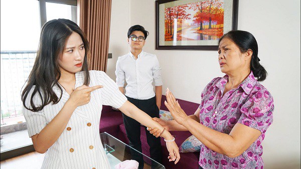 Mẹ chồng có hành động khó hiểu trong bữa cơm, tôi xách vali ra khỏi nhà sau 4 ngày cưới-2