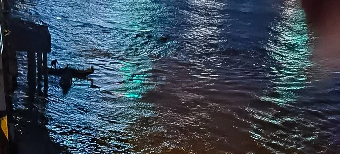 Nam thanh niên nhảy cầu Long Biên cùng bạn gái: Em đã túm được tay nhưng do nước chảy quá mạnh nên để tuột mất-1