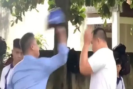 Xôn xao clip thầy giáo dùng thước, mũ bảo hiểm đánh 2 học sinh
