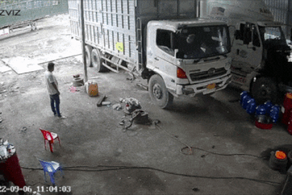 Ô tô tải bất ngờ trôi tự do khiến người đàn ông đang sửa xe dưới gầm được một phen thất kinh