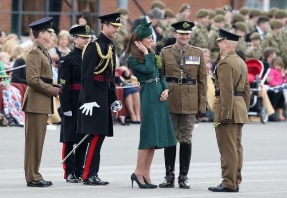 Tại sao Kate Middleton thích mặc màu xanh lá cây? Nàng công sở bỏ túi thêm bí kíp thăng hạng” phong cách-9