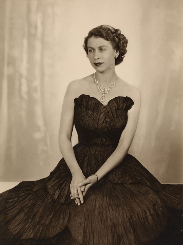 Những bức ảnh hiếm thời trẻ của Nữ hoàng Anh - người phụ nữ quyền lực bậc nhất thế kỷ-20