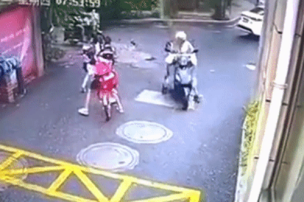 Cành cây to ‘trên trời rơi xuống' suýt hạ gục nhiều người đi đường