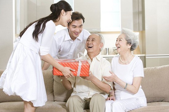 2 năm liền tình cũ của chồng đều gửi bánh Trung thu biếu mẹ, năm nay tôi khó chịu ném vào thùng rác thì bị nói là 