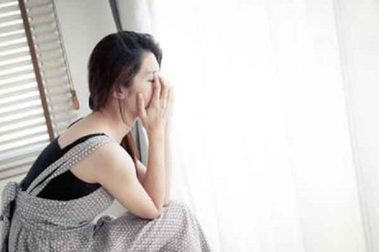 Nhờ mẹ chồng lên chăm con, tôi lắp camera để rồi bật khóc khi thấy hành động này của bà