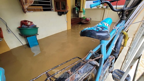 Người dân Chương Mỹ ngồi trên giường chờ nước rút-5