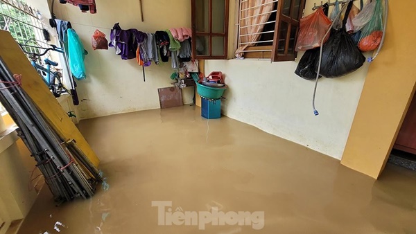 Người dân Chương Mỹ ngồi trên giường chờ nước rút-7