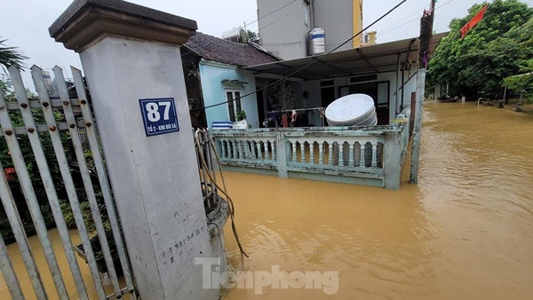 Người dân Chương Mỹ ngồi trên giường chờ nước rút-8