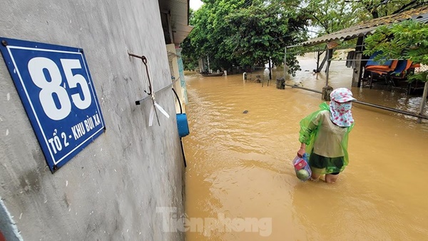 Người dân Chương Mỹ ngồi trên giường chờ nước rút-9