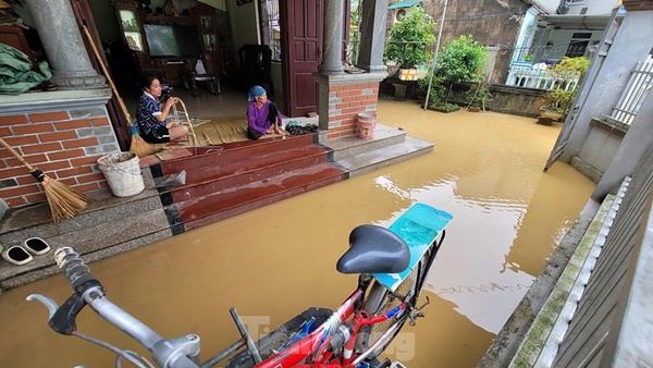 Người dân Chương Mỹ ngồi trên giường chờ nước rút-10