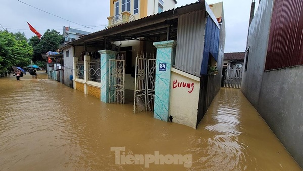 Người dân Chương Mỹ ngồi trên giường chờ nước rút-11