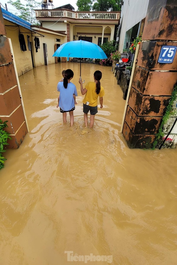 Người dân Chương Mỹ ngồi trên giường chờ nước rút-12