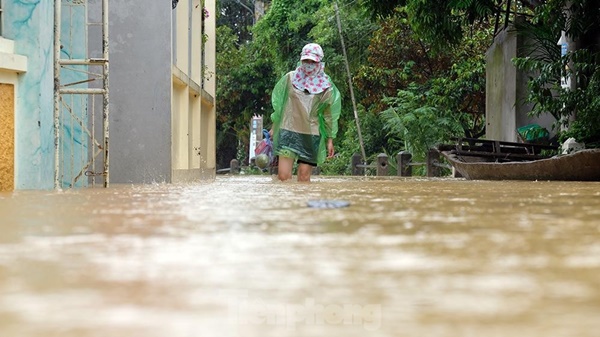 Người dân Chương Mỹ ngồi trên giường chờ nước rút-13