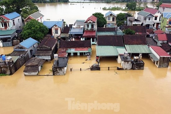 Người dân Chương Mỹ ngồi trên giường chờ nước rút
